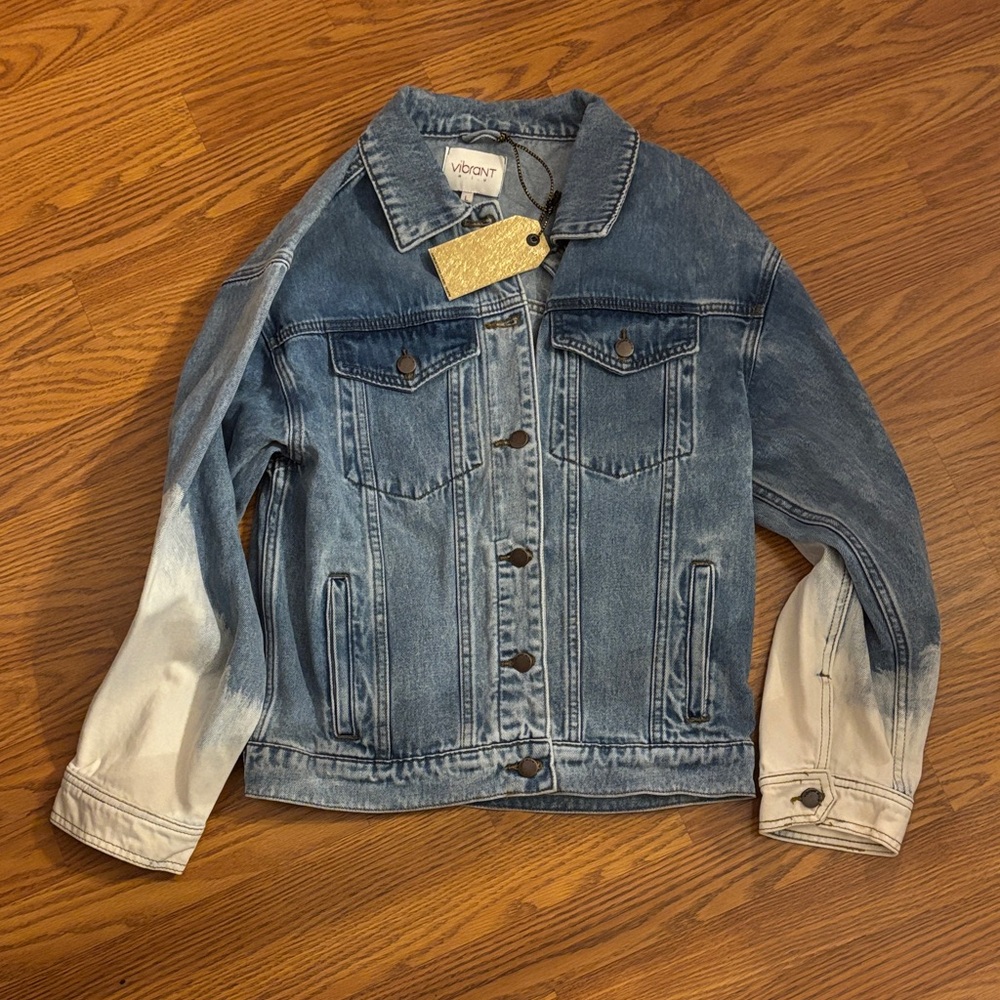 Vibrant jean jacket with bleached sleeves